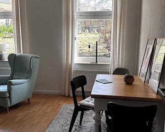 In the middle of the nature reserve directly on the Elbe. Lovely modern vacation apartment - Dömitz - Dining room