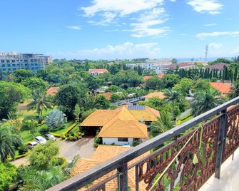 Spacious Apartment near the Beach in Masaki - Dar Es Salaam - Balcony