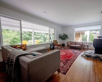 Peaceful/stylish 4 bdrm, 2 bath. Hot tub and massage chair, 35 min to Whistler. - Squamish - Stue