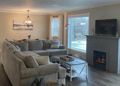 Peaceful, Renovated 3BR Home by Chippewa Lake - Chippewa Lake - Living room