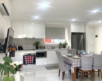 Helen's Cosy House In Liverpool - Liverpool - Kitchen