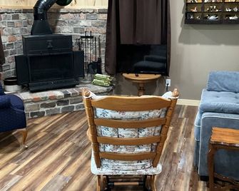 Quite Cottage on Private Lake w/Fishing Boat Included! - Delton - Living room