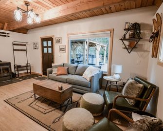 Wits End Retreat @ Mt. Rainier - Hot Tub & Wifi - Ashford - Wohnzimmer