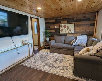 Mink Lake Cabin: lakeside, peaceful, homey - Maple Lake - Living room