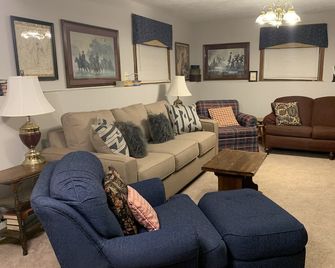 East Cavalry Red Housebr3 bedrooms 3 full baths sleeps up to 12 - Gettysburg - Wohnzimmer