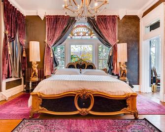 The Holiday Chalet Victorian - Denver - Bedroom