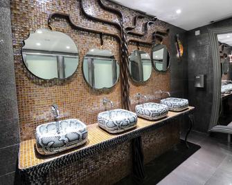 The Pinewood Hotel - Slough - Bathroom