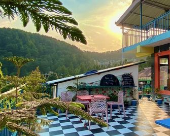 Hostel hikers world - דרמאסאלה - פטיו