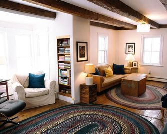 Authentic farmhouse for those who love cozy, quirky, historical imperfection - Randolph Center - Living room