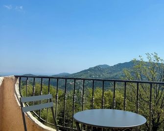 Charming 4-Bedroom Villa with Heated Pool. Beautiful views towards Cannes. - Les Adrets-de-l'Estérel - Balcón