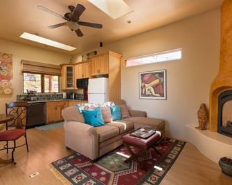 Romantic SLO Wine Country Retreat near beaches - Arroyo Grande - Living room