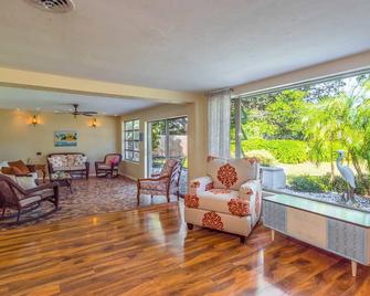Siesta Side Stay - Sarasota - Living room