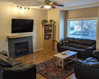 Natric Vacations - Invermere - Wohnzimmer