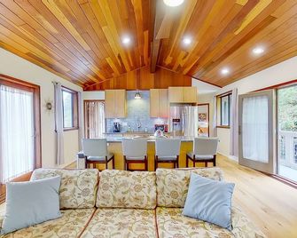 Azalea Reserve Upstairs Suite - McKinleyville - Sala de estar