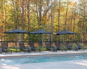 W.S. Ranch Luxe Farmhouse · Heated Pool · Private Lake · Camp Loft - Three Oaks - Pool