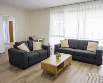 Renovated Three Bedroom House in Prime Werribee Location - Werribee - Living room