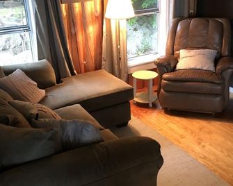 Cozy Lakeside Cabin - Millinocket - Living room
