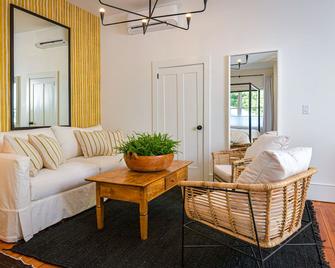 Kubli Haus - Suite #2 ~ Luxury, Style & Location, 1 block to Britt - Jacksonville - Living room