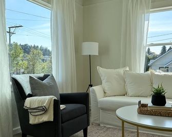 Cozy Newly Remodeled Cottage Minutes from Ferry! Peaceful Retreat! - Bremerton - Huiskamer