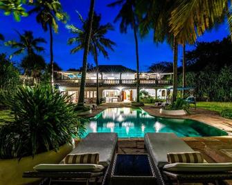 Nomad Beach Resort - Ukunda - Piscina
