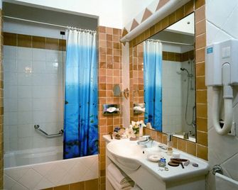 Th Capoliveri - Grand Hotel Elba International - Capoliveri - Baño