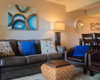 Branson Condo near Silver Dollar City, Sleeps 8 - Reeds Spring - Living room