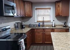 Southside Jax great home RV parking - Jacksonville - Kitchen