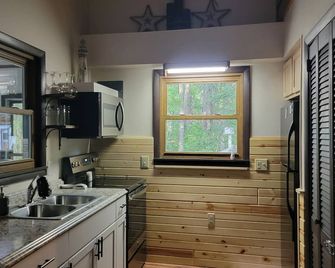 Cozy Cabin Walking Distance To Beautiful Higgins Lake! - Roscommon - Cocina