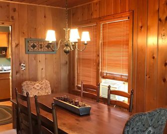Cozy Cottage. Walking distance to town. Just off the snowmobile and ATV trails. - Stone Lake - Restaurante