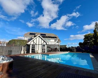 Tudor Manor Bed & Breakfast - Paraparaumu Beach - Pool