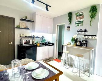 Gorgeous Modern Condo in Bacolod City - Bacolod - Kitchen