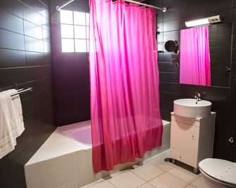 Hotel Laitau - Setúbal - Bad