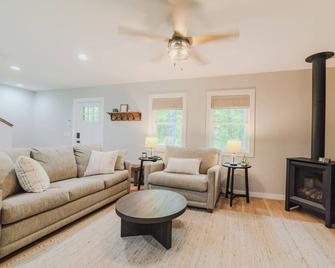 Gambrel Cottage - Catskill - Living room