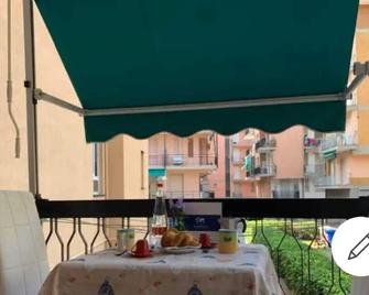 Luxury Place House Marebello - Borghetto Santo Spirito - Balcone