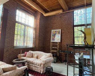 1 bedroom in a factory converted loft, with fitness room, WiFi in Torrington - Торрінгтон - Вітальня