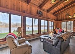 Eagles Nest - Baraboo Cabin on Wisconsin River! - Baraboo - Living room