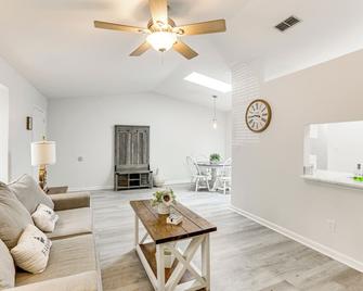 Pet-Friendly Home Near Dtwn Tallahassee! - Tallahassee - Living room