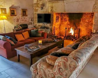 Charming 14th Century Village Chateau with gardens and outdoor heated pool - Celles - Sala de estar