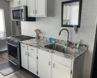 Fresh Coast Bar- Sleeps 12. 2 Blocks to Lake Michigan . Perfect for events! - Two Rivers - Keuken