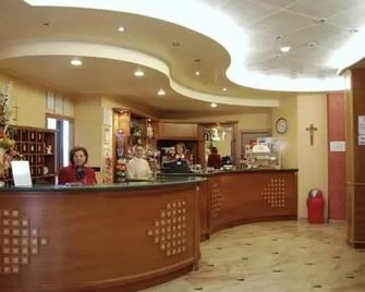 Albergo Casa Del Pellegrino - Monte Sant'Angelo - Рецепція