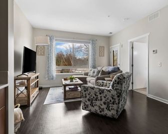 Sweet Tart Spot - Cozy TC Condo - Tart Trail - Balcony - Pets welcome - Traverse City - Living room