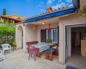 Gorgeous Apartment In Cres With Kitchen - Cres - Patio