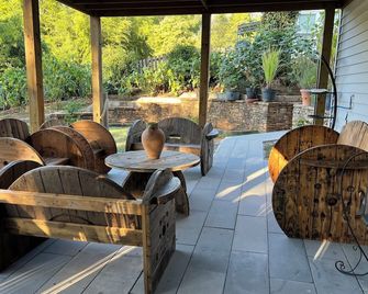 Charming 2-bedroom apartment / Basement in fabulous Alpharetta with AC, WiFi - Alpharetta - Patio