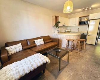 Chic Beachside 2 Bedroom Apartment in Beautiful Coffs Harbour - Coffs Harbour - Living room