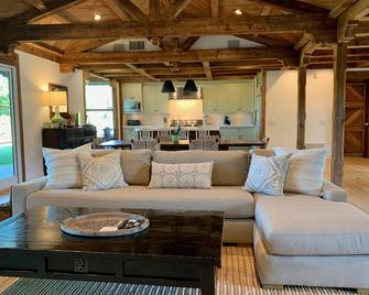 4 bedroom home in exclusive Rancho Santa Fe, CA located 1 mile from downtown - Rancho Sante Fe - Living room