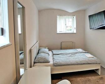 R24 Rose house - entire house (up to 40 persons) - Ljubljana - Bedroom