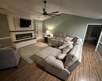Great Home in the Greater Florence Area - Timmonsville - Living room
