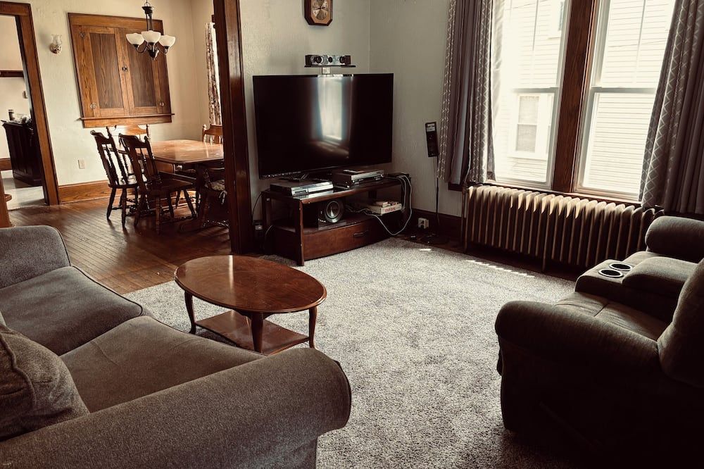 Charming 4-bedroom bungalow in Canton!