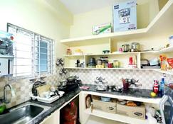 Sn301-Fully Furnished 1bhk Ac,tv,300mbps@suchitra - Hyderabad - Cocina