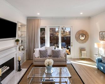 Entire Riverside and Parkside Home in the Heart of Old Town, with Parking! - אלכסנדריה - סלון